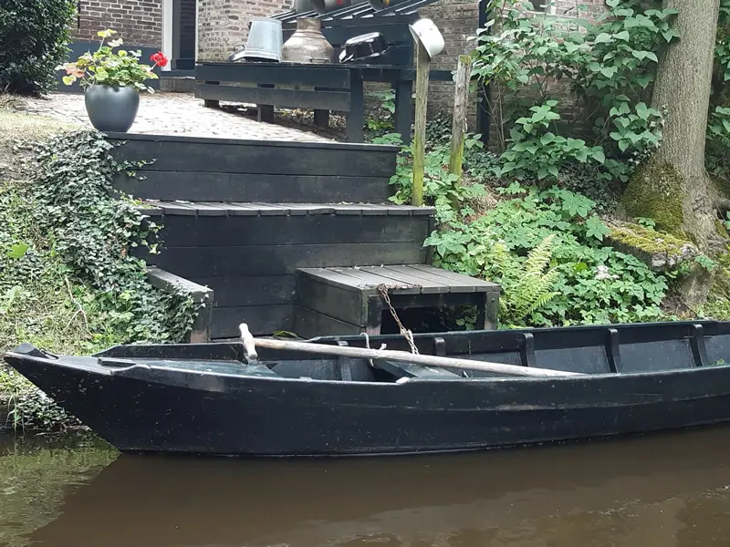 Het bootje bij het museum.