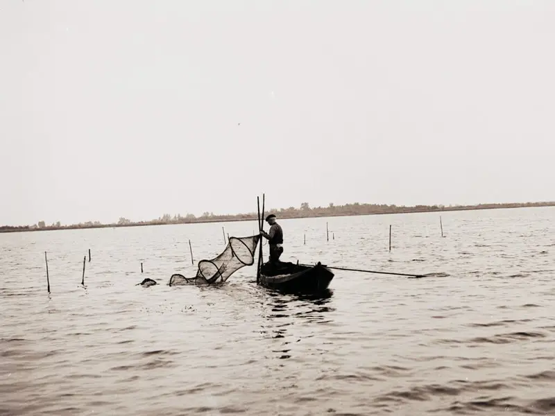 Zetten van fuiken op het meer.