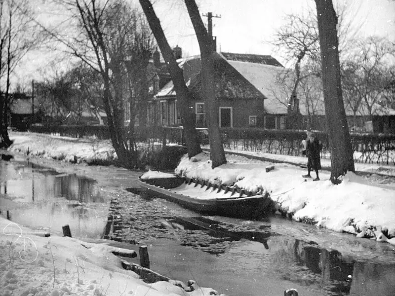 Winter in Giethoorn met bok in de gracht.