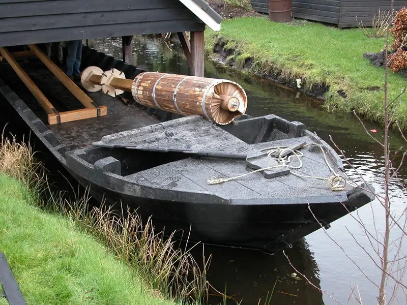 Vervoer van onderdelen per bok voor tjasker museum.