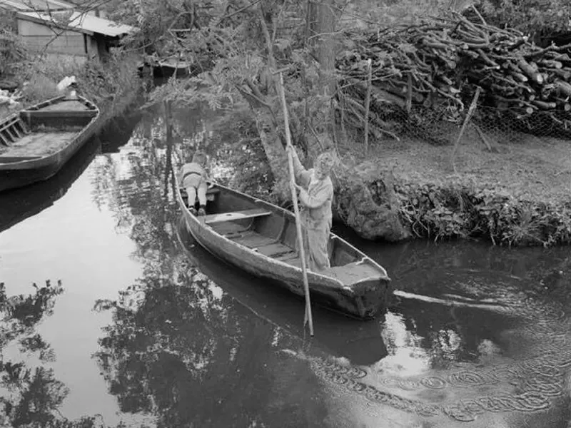 Twee kinderen in een bootje.