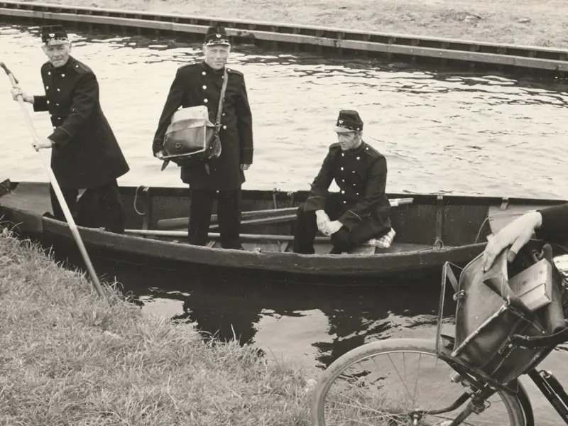 Postbodes zoals vroeger met het bootje in de gracht.