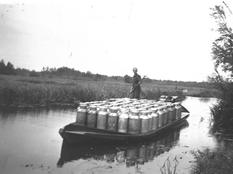 Vervoer van melkbussen door de melkvaarder.