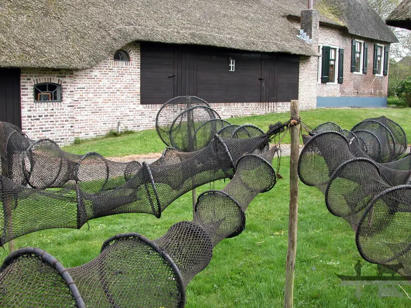 Fuiken staan te drogen bij het museum.