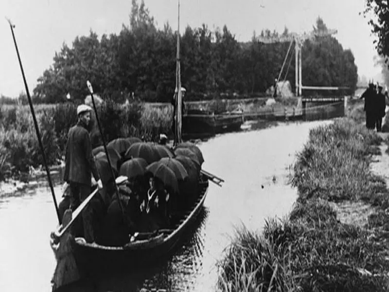 Begrafenis komt vanuit Dwarsgracht. 