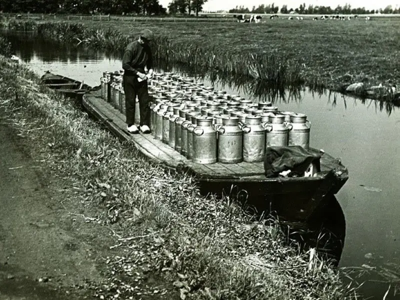 Melkvlot met melkvaarder.