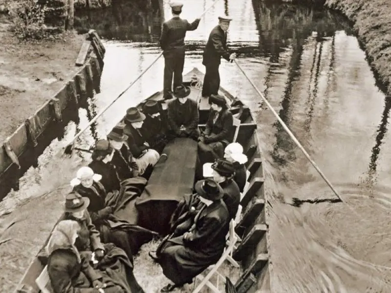 Vervoer van de kist over het water met het vlot. 